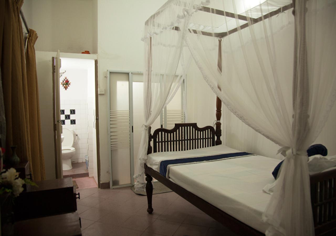 Colombo Lavinia Beach Hostel Dehiwala-Mount Lavinia Bagian luar foto