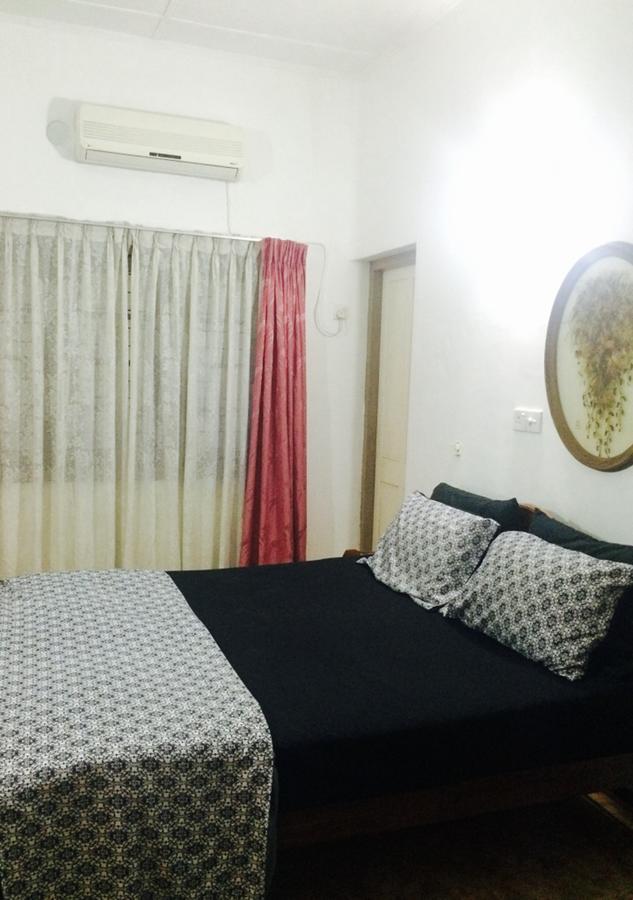 Colombo Lavinia Beach Hostel Dehiwala-Mount Lavinia Bagian luar foto