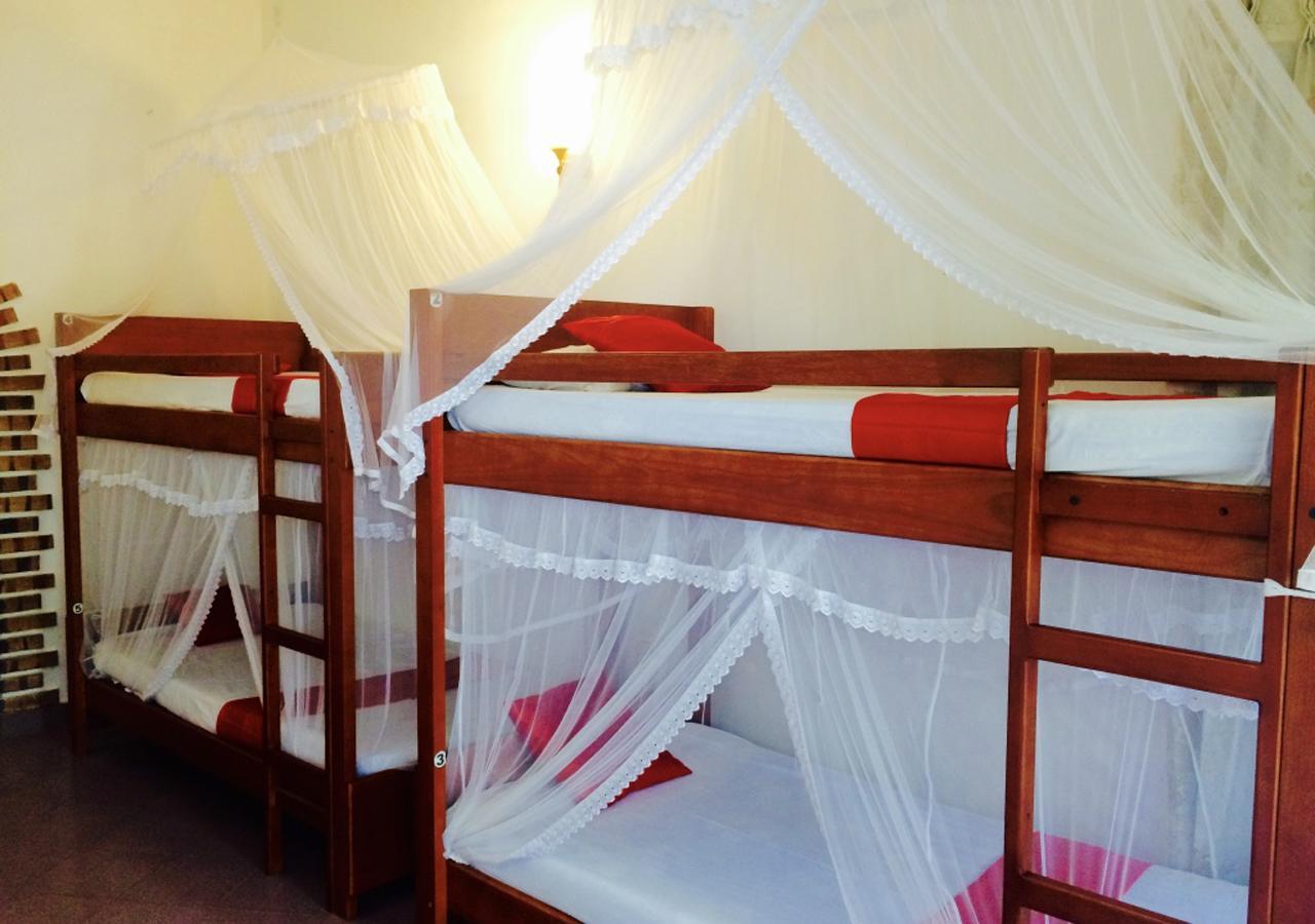 Colombo Lavinia Beach Hostel Dehiwala-Mount Lavinia Bagian luar foto