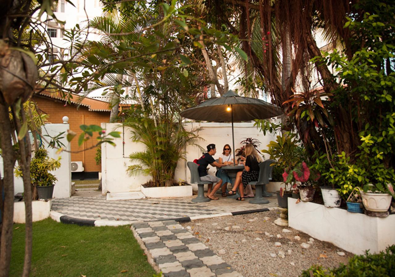 Colombo Lavinia Beach Hostel Dehiwala-Mount Lavinia Bagian luar foto
